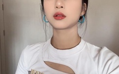 在逃生游戏里挨C